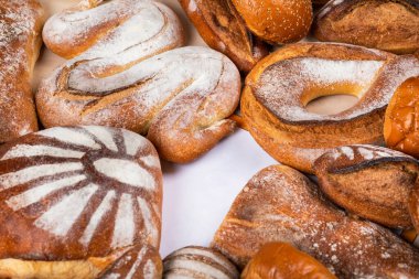 Lezzetli ekmekler üst görünüm ve logo için boş merkez