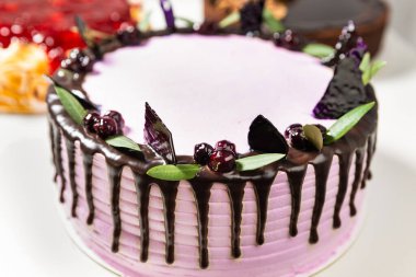 Beyaz arka planda farklı güzel pastalar, yakın plan.