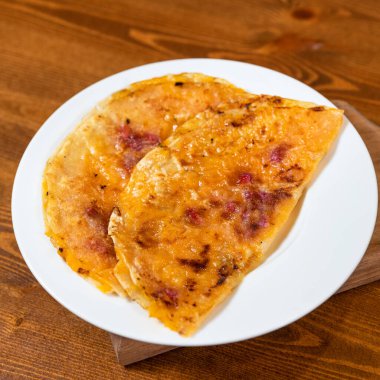 Güzel sarı et dörtlüsü. Yaklaş.