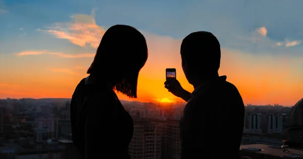 Paar Het Nemen Van Foto Van Mooie Zonsondergang Uitzicht Stad — Stockfoto