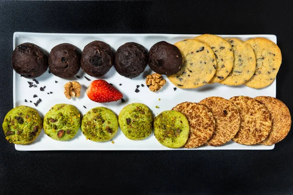 Savoureux Biscuits Chocolat Coloré Sur Fond Noir Vue Dessus — Photo