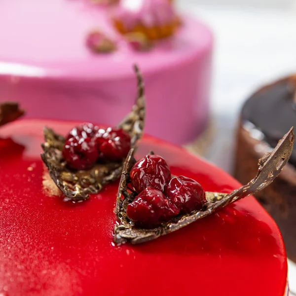 Superbe Gâteau Confiture Rouge Sur Fond Blanc Gros Plan Cerise — Photo