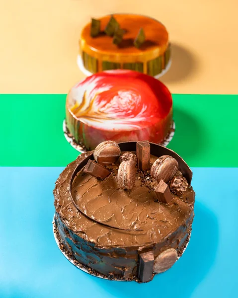 Différents Beaux Macarons Miel Gâteaux Confiture Sur Fond Coloré — Photo