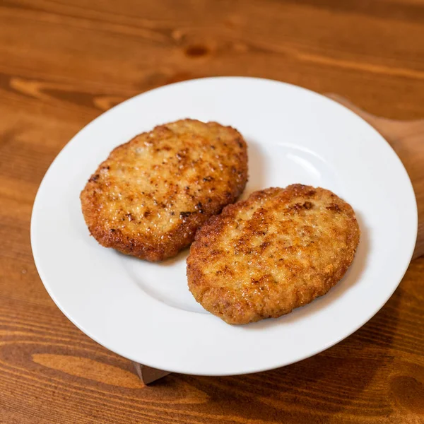 Hühnerschnitzel Auf Dem Teller Aus Nächster Nähe — Stockfoto