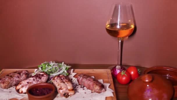卢拉烤羊肉餐加葡萄酒 — 图库视频影像