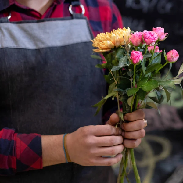 Florista Hombre Haciendo Ramo Flores Tienda — Foto de Stock