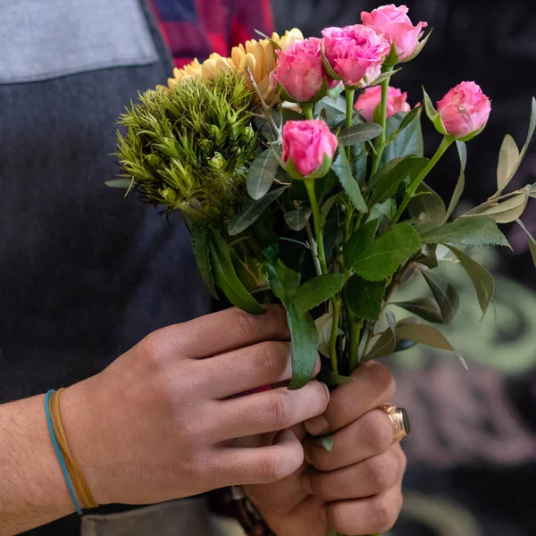 Florista Hombre Haciendo Ramo Flores Tienda — Foto de Stock