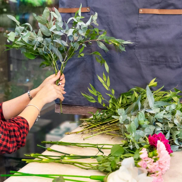 Florista Mujer Haciendo Ramo Flores Tienda — Foto de Stock