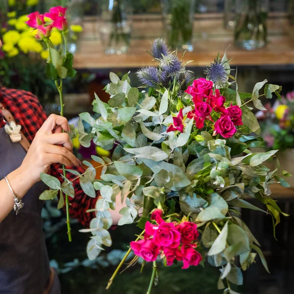 Florista Mujer Haciendo Ramo Flores Tienda — Foto de Stock