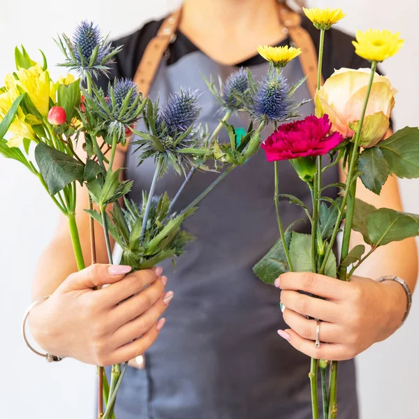 Florista Mujer Sosteniendo Diferentes Flores — Foto de Stock
