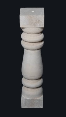 Sütunlarda alçı zarif dekorasyonlar, koyu arkaplan