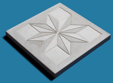 Yerden bir örnek, tek renkli arka planda duvar taşı şekli.