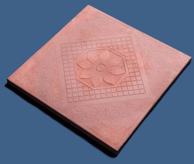 Yerden bir örnek, tek renkli arka planda duvar taşı şekli.