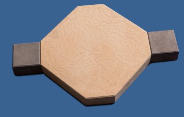 Yerden bir örnek, tek renkli arka planda duvar taşı şekli.