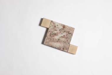 Yerden bir örnek, tek renkli arka planda duvar taşı şekli.