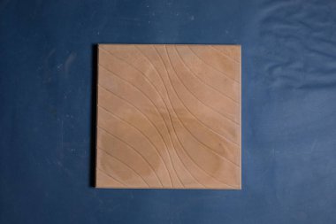 Yerden bir örnek, tek renkli arka planda duvar taşı şekli.