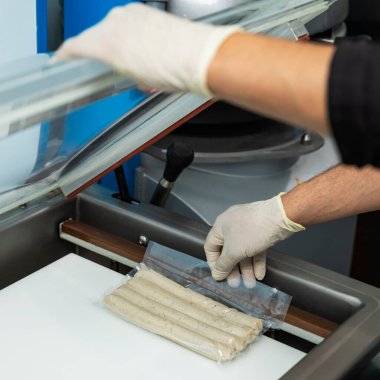 Vakumlu sosis işlemi yapılıyor