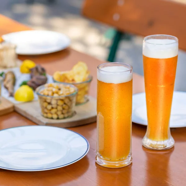 Canecas Cerveja Copos Com Lanches Mesa — Fotografia de Stock