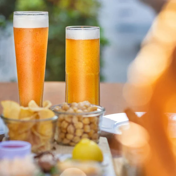 Tazas Cerveza Vasos Con Aperitivos Mesa — Foto de Stock