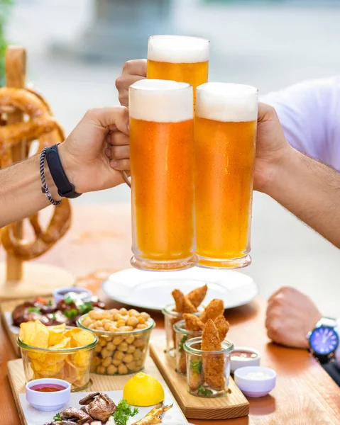 Tazas Cerveza Afuera Bocadillos Mesa — Foto de Stock