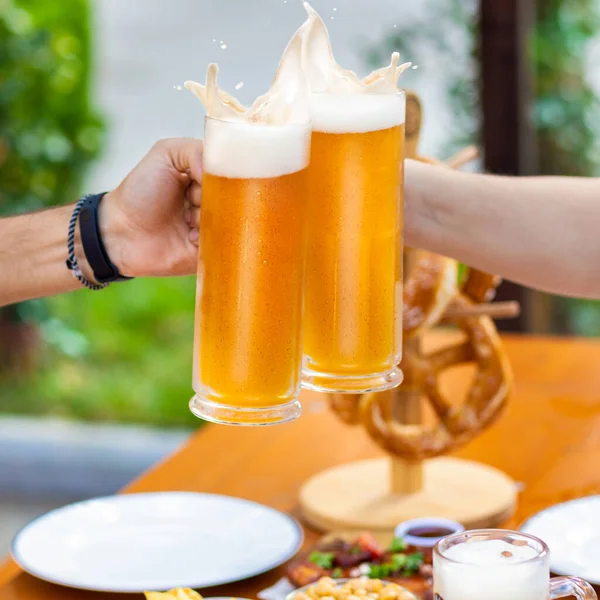 Tazas Cerveza Afuera Bocadillos Mesa — Foto de Stock