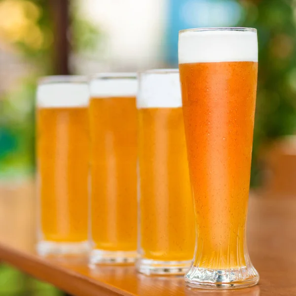 Pivní Půllitry Sklenice Vedle Sebe Zeleným Pozadím — Stock fotografie