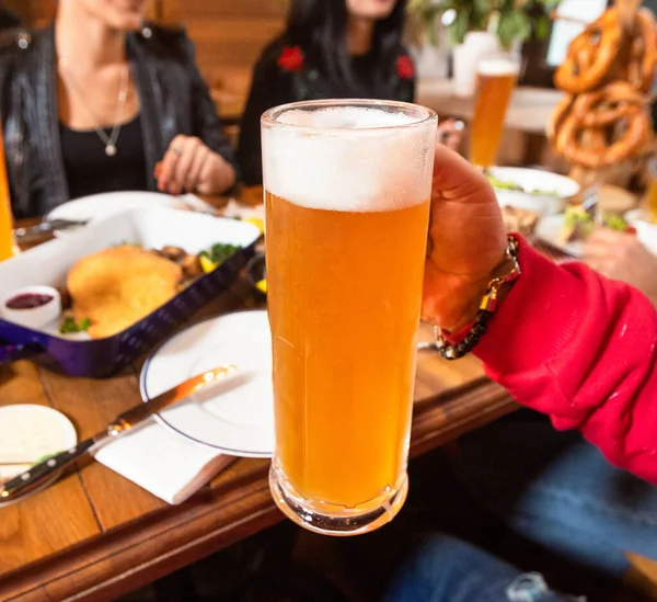 Hombre Sosteniendo Taza Cerveza Amigos Restaurante — Foto de Stock