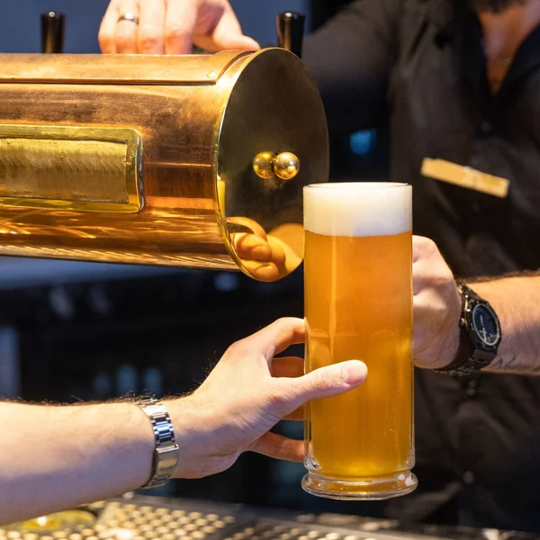 Hombre Tomando Taza Cerveza Del Bar — Foto de Stock