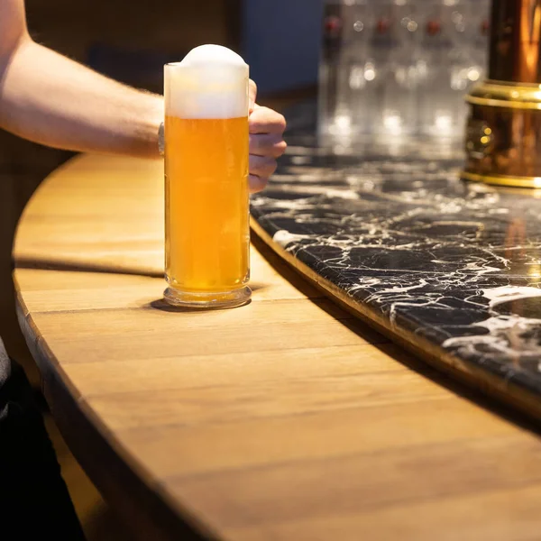 Man Met Bierbeker Glas — Stockfoto