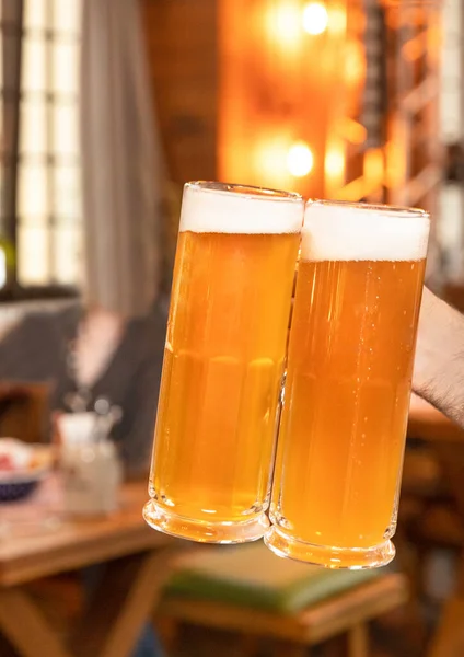 Met Twee Bierdrinkbekers Glas Met Één Hand — Stockfoto