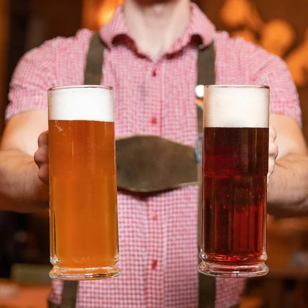 Man Met Witte Zwarte Donkere Bierglazen Zij Aan Zij — Stockfoto