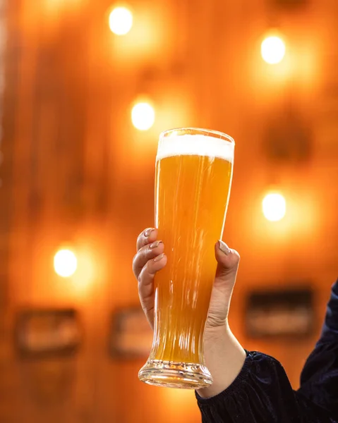 Vrouw Met Bierbeker Glas Het Restaurant Met Bokeh Achtergrond — Stockfoto