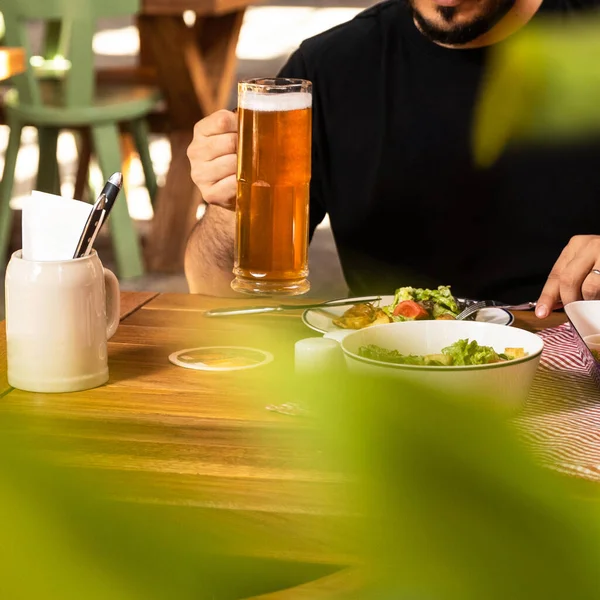 Hombre Bebiendo Cerveza Con Ensalada — Foto de Stock