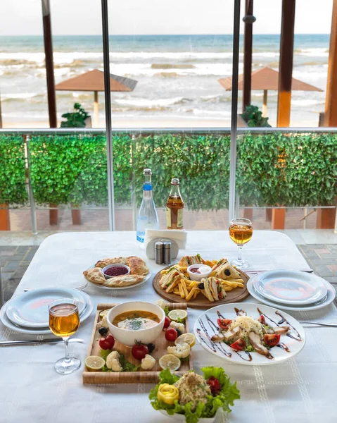 Sanduíche Clube Com Batatas Fritas Sopa Salada Mesa Com Vista — Fotografia de Stock