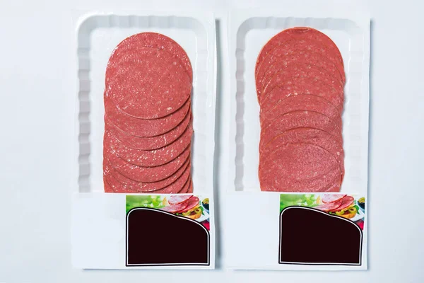 Wurst Salamiprodukt Fertig Zum Verkauf Auf Weißem Hintergrund — Stockfoto