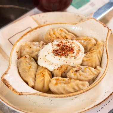 Yoğurtlu et yemeği. Yakın çekim.