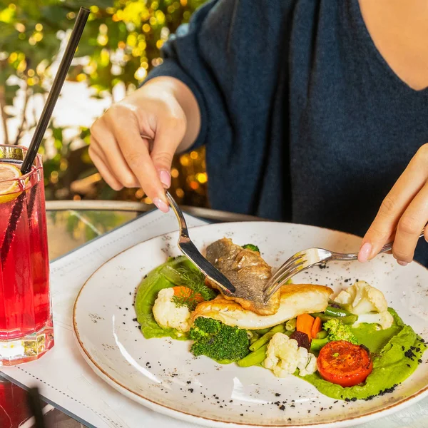 Woman eating fish meal with red cocktail — Stock Image Woman Eating Fish Meal Red Cocktail Stock Image
