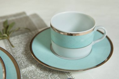 Çay için yeni lüks bardak. Yakın çekim.