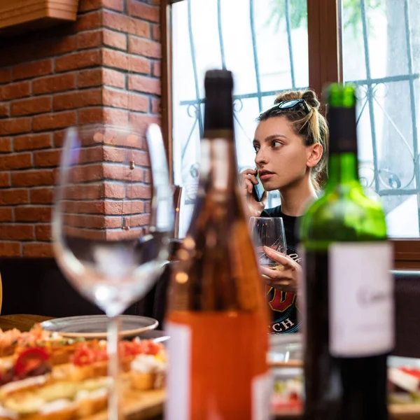 Retrato Mujer Través Botellas Vino Vasos — Foto de Stock