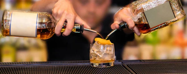 Barman Haciendo Nuevo Cóctel Alcohólico Vertiendo Bebidas Vaso — Foto de Stock