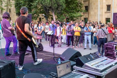 DedeBaba rock grubu sahnede