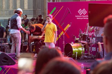 Genç çocuk konserde gösteri yapıyor.