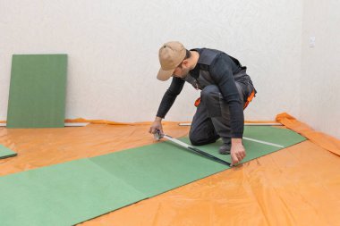 Döşeme için çalışan adam