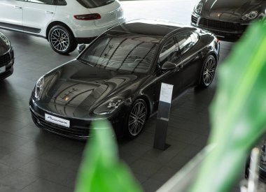 Gümüş Porsche Panamera araba dükkanında