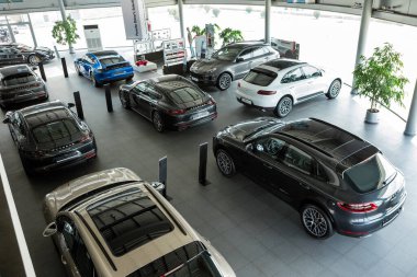 Yukarıdaki dükkandaki Porsche arabaları