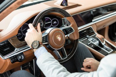 Porsche Panamera Turbo. İçi erkek sürücü dolu.