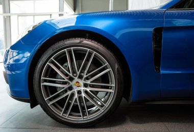 Mavi Porsche Panamera 4 'ler yaklaşın.
