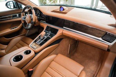 Porsche Panamera Turbo sarı iç mekan