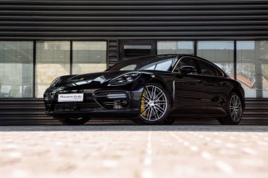Siyah Porsche Panamera Turbo dışarıda.