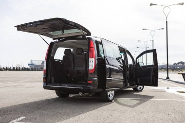 Mercedes-Benz Vito, arabanın bagajı, açık kapı.